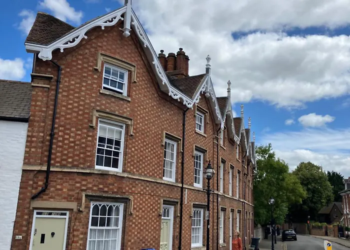 Town Centre Apartment Perfect Location With On-Street Parking