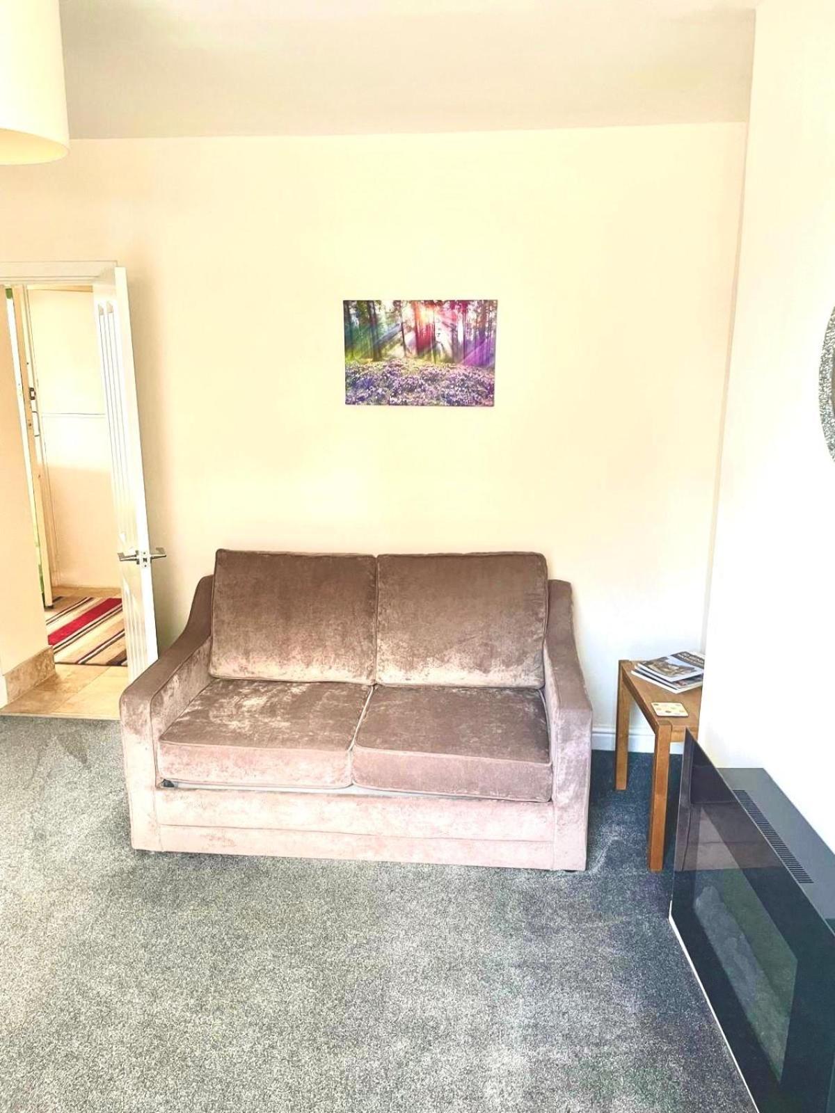 Апартаменты Town Centre Perfect Location With On-street Parking *