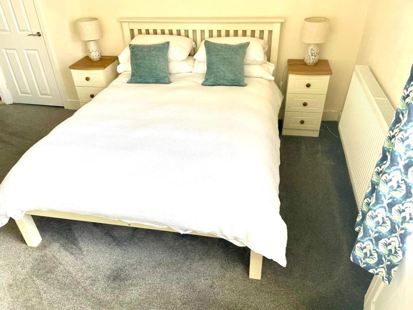 Апартаменты Town Centre Perfect Location With On-street Parking *